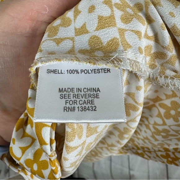 Modcloth Yellow and White Daisy Floral Print Button Up Shirt Size Small - Picture 6 of 7
